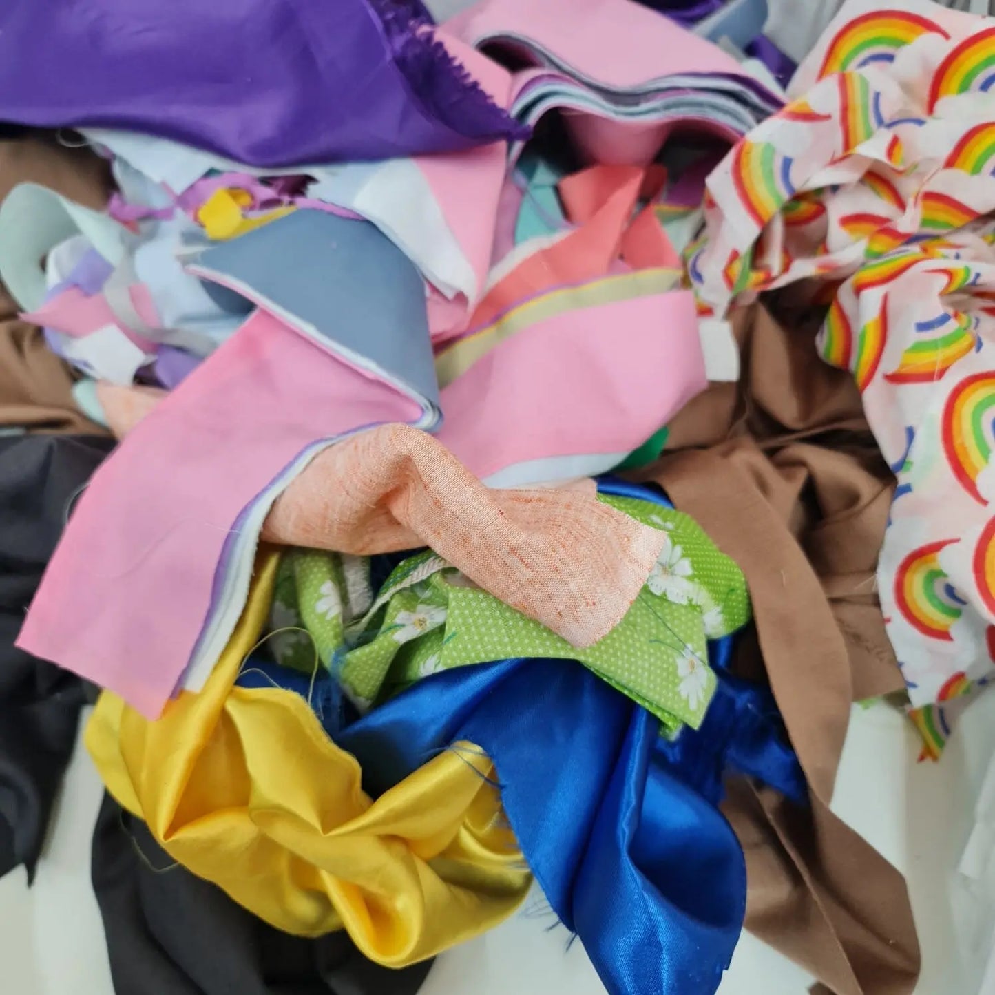 1 Kilo Bag of Fabric Remnants | Mixed Off Cuts for Scrapbooking, Doll Clothes, Patchwork & Craft Projects