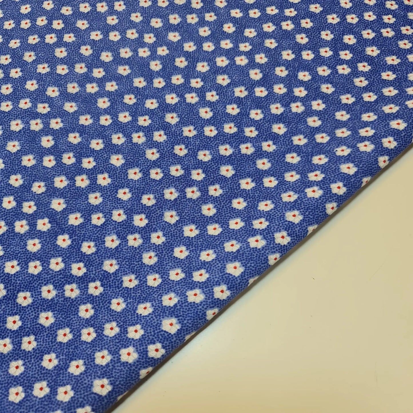 Floral Ditsy Polycotton Fabric β 112cm (44") Wide Small Flower Print by the Metre