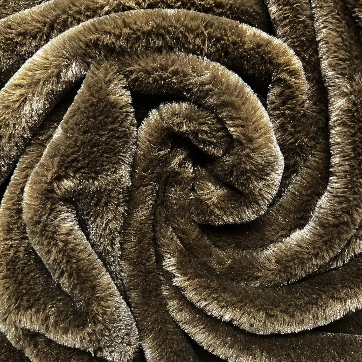 Luxury Plush Fur Fabric – Super Soft Faux Fur 59" (150cm) Wide 375gsm | 40 Metre Roll