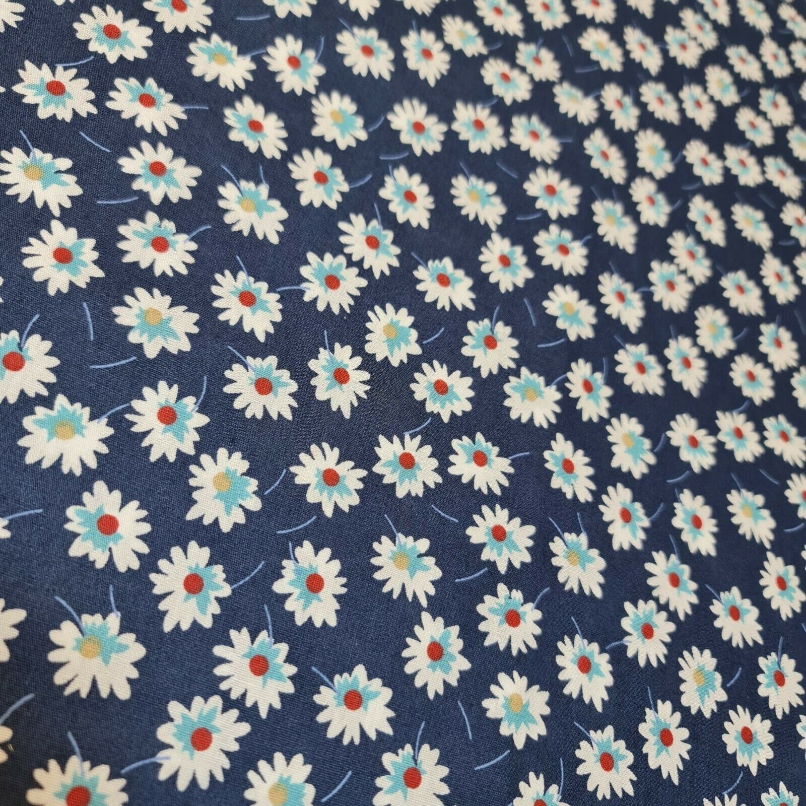 100% Cotton Poplin Daisy Daisy Flower Print Fabric Dress Craft Soft Fabric 58
