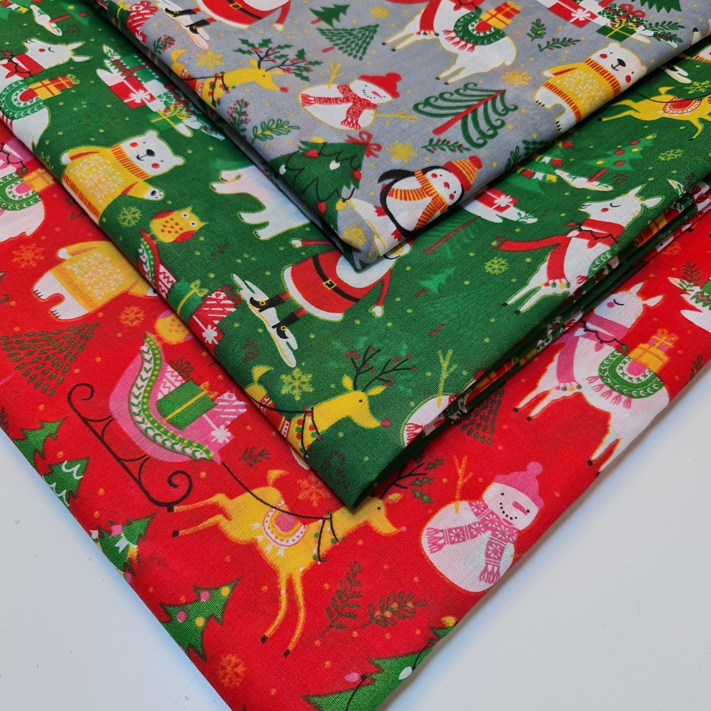 Christmas Festive Polycotton Print Fabric – 44" Wide Craft & Dressmaking Material by the Metre