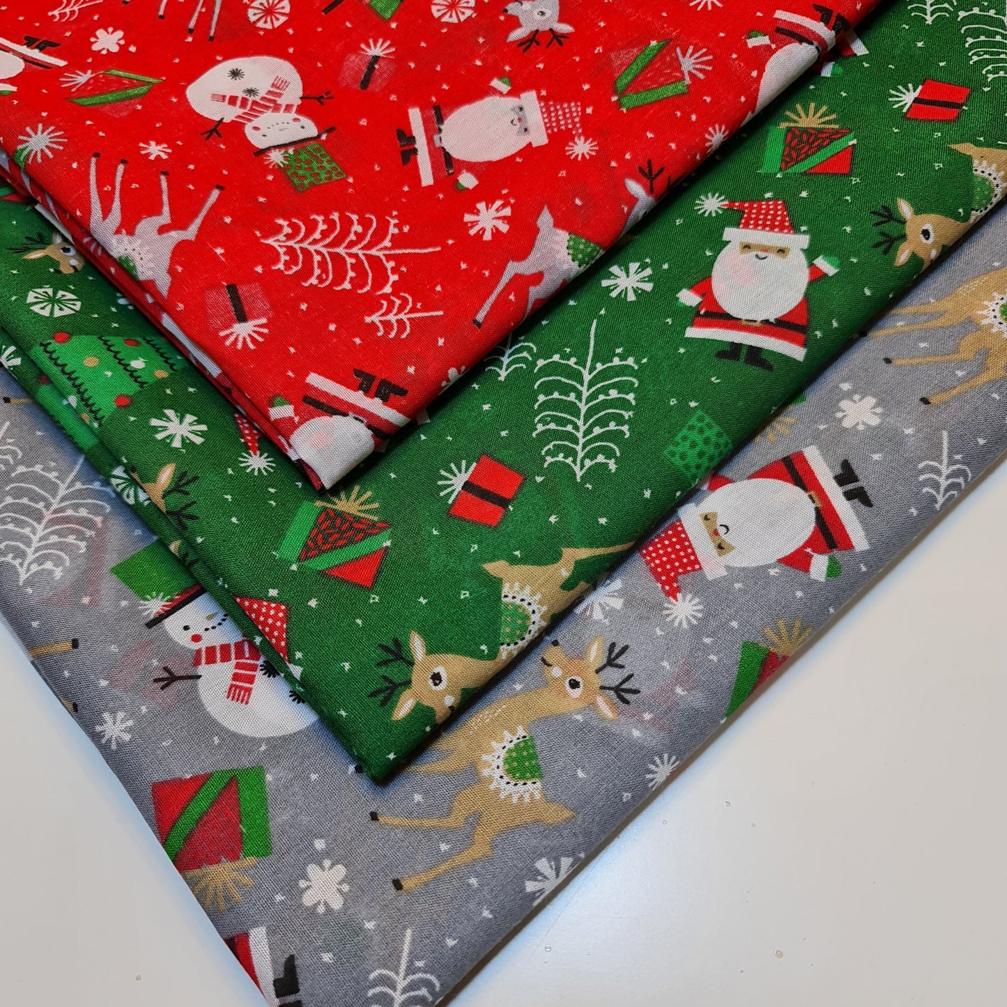 Christmas Festive Polycotton Print Fabric – 44" Wide Craft & Dressmaking Material by the Metre