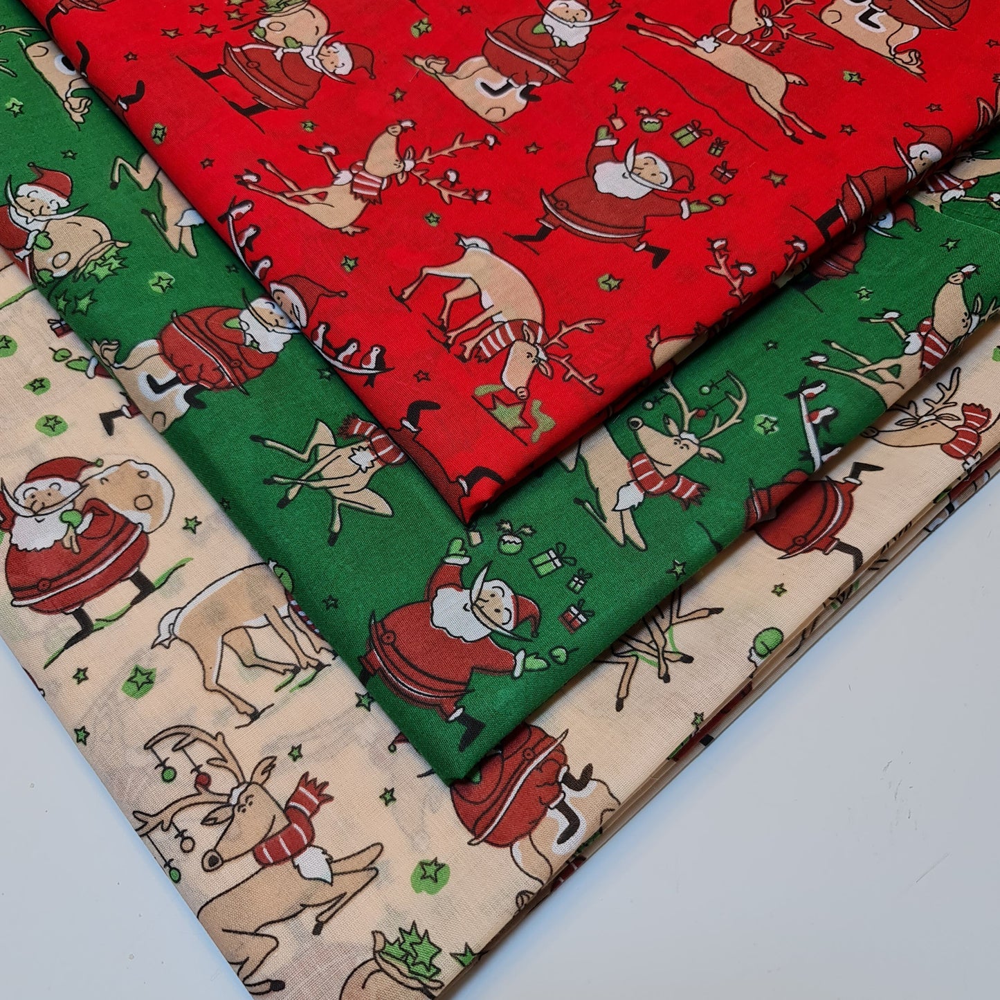 Christmas Festive Polycotton Print Fabric – 44" Wide Craft & Dressmaking Material by the Metre