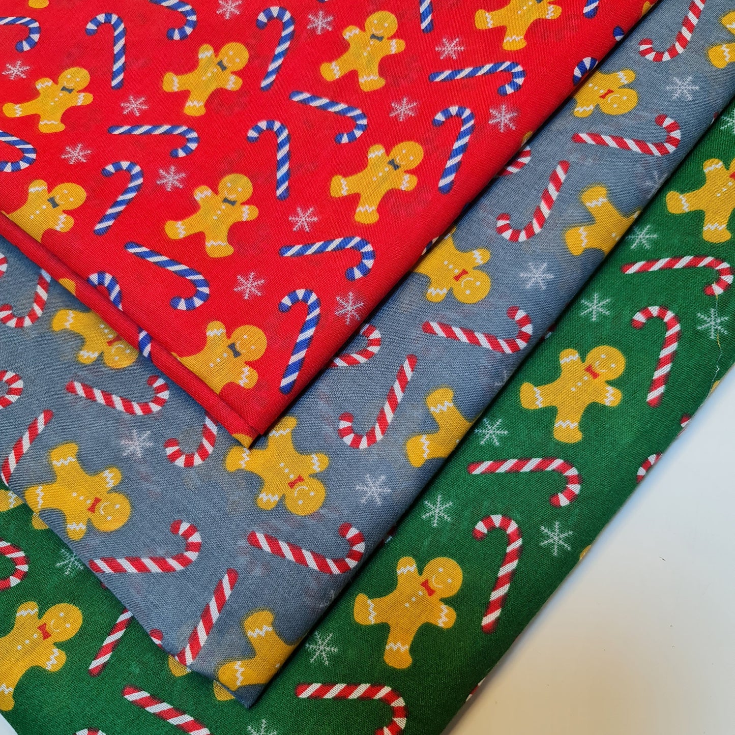 Christmas Festive Polycotton Print Fabric – 44" Wide Craft & Dressmaking Material by the Metre