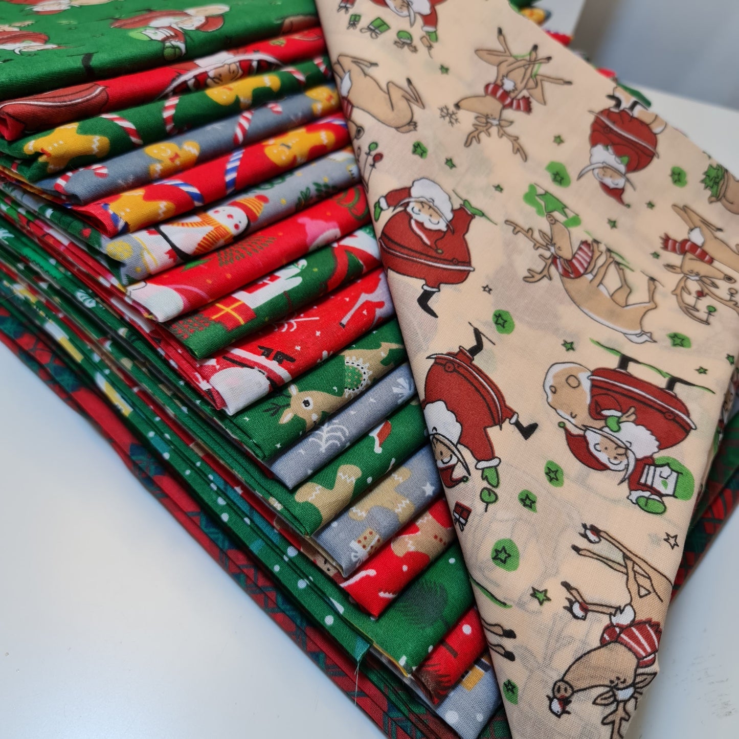 Christmas Festive Polycotton Print Fabric – 44" Wide Craft & Dressmaking Material by the Metre