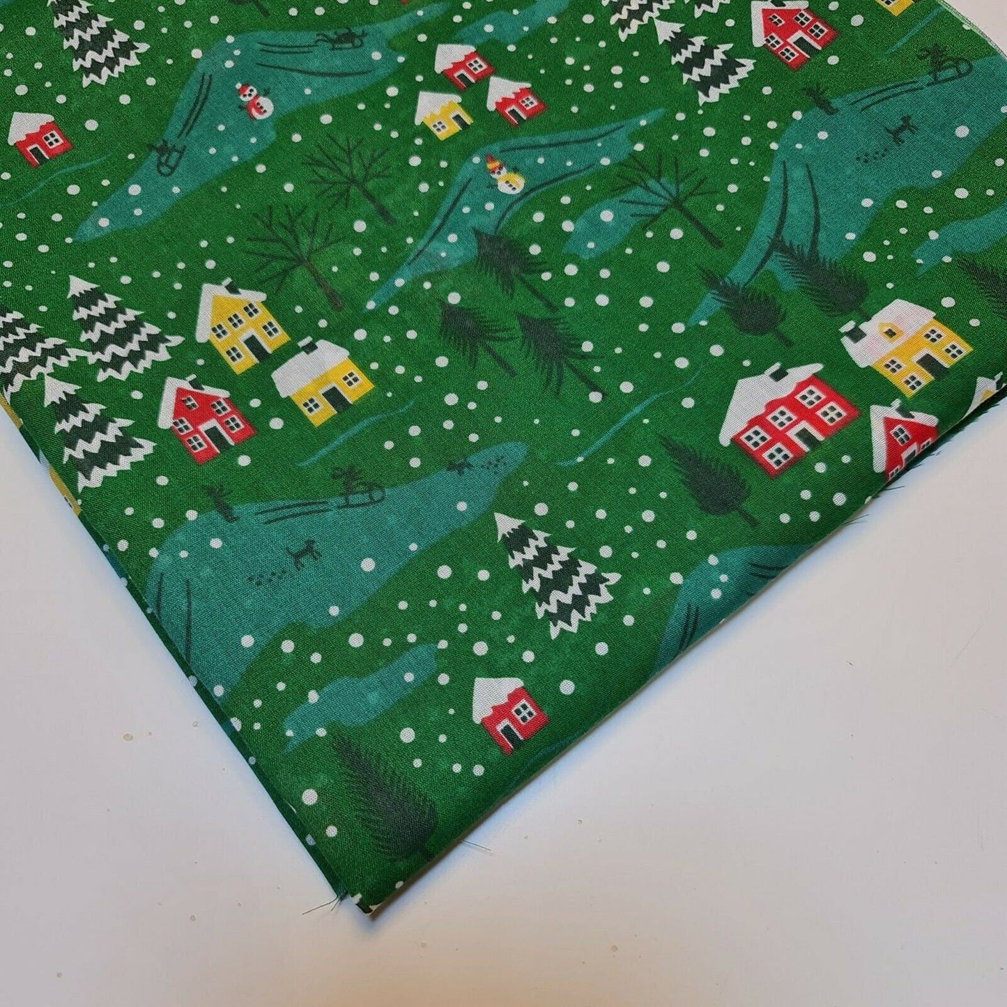 Christmas Festive Polycotton Print Fabric – 44" Wide Craft & Dressmaking Material by the Metre