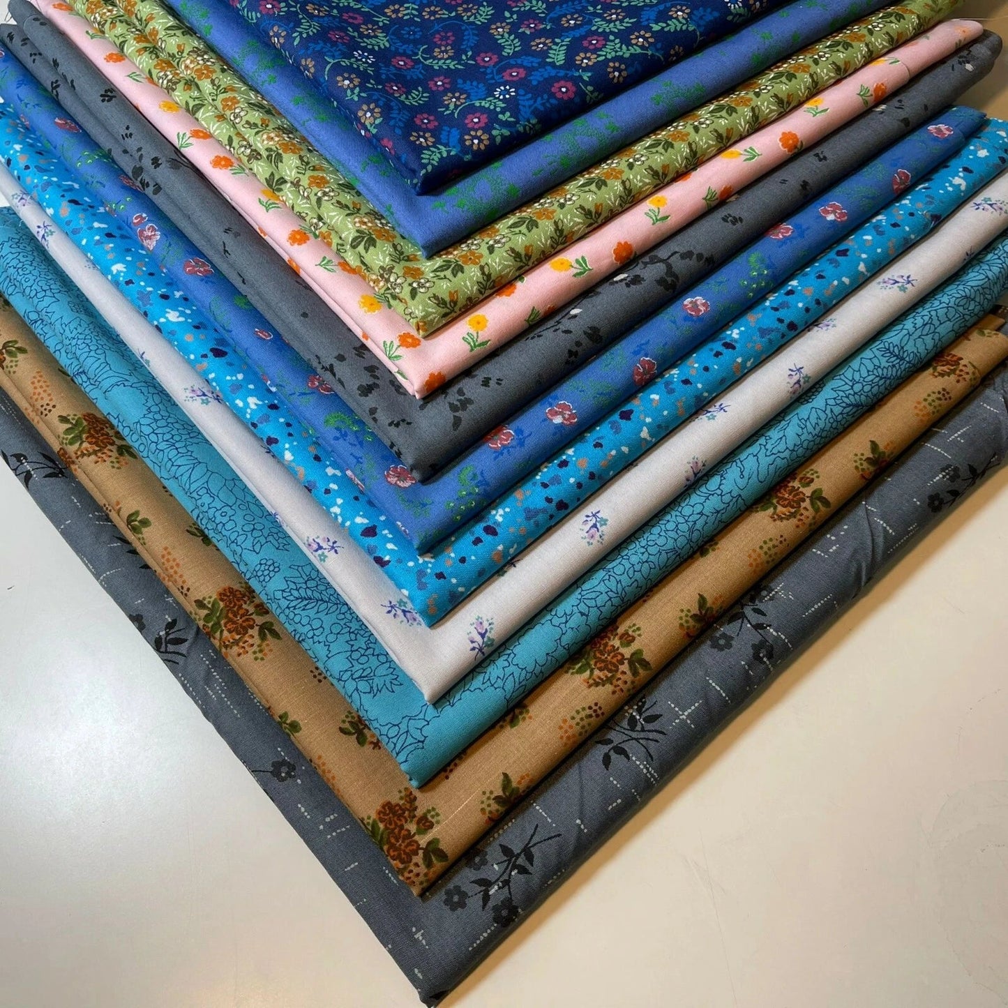 100% Cotton Vintage Floral Fabric | 44" (112cm) Wide Novelty Print for Dressmaking, Quilting & Craft Material – Sold by the Metre