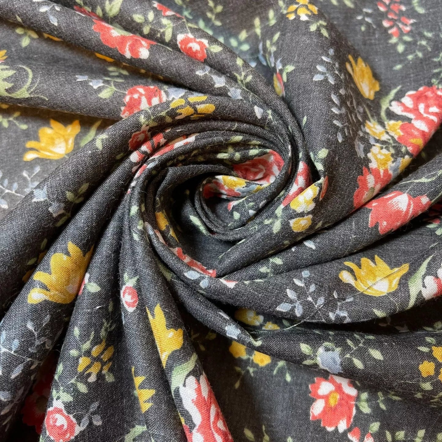 100% Cotton Vintage Floral Japanese Print Fabric | 58" (147cm) Wide Soft Dressmaking, Sarong & Draping Material – Sold by the Metre  Black Red Roses