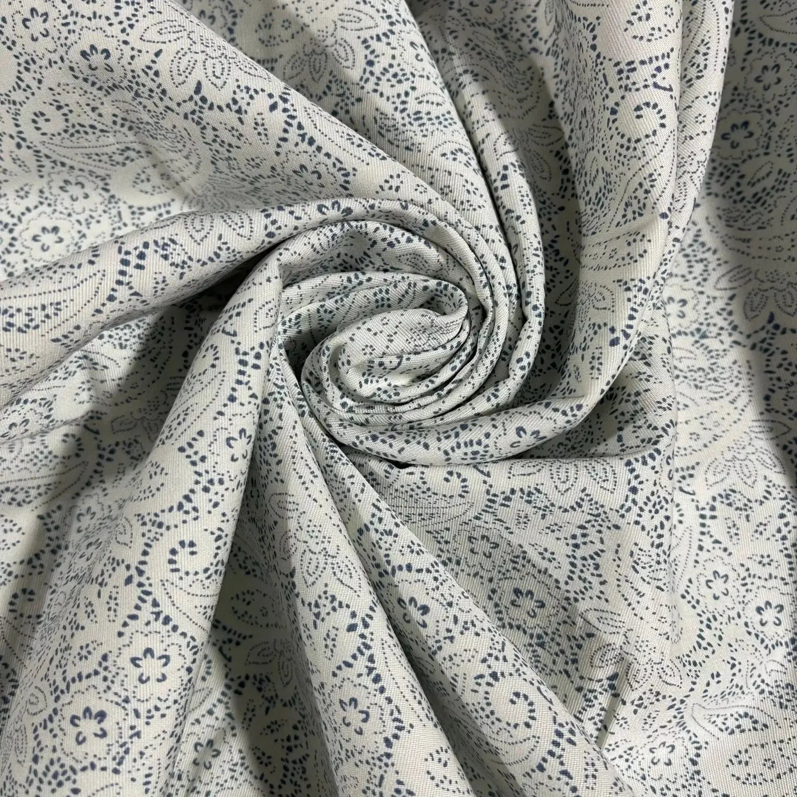 Floral 100% Cotton Paisley Fabric | 44" (112cm) Wide Dressmaking, Craft & Quilting Material – Sold by the Meter  Paisley Floral