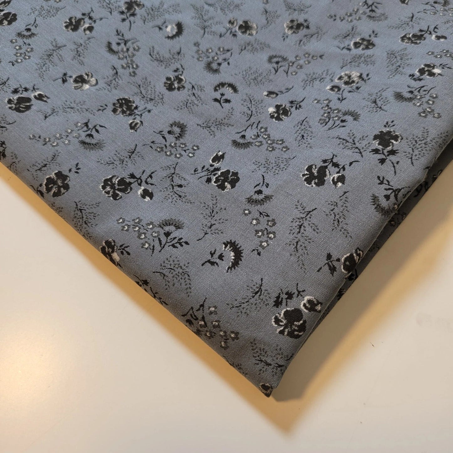 100% Cotton Vintage Floral Fabric | 44" (112cm) Wide Novelty Print for Dressmaking, Quilting & Craft Material – Sold by the Metre