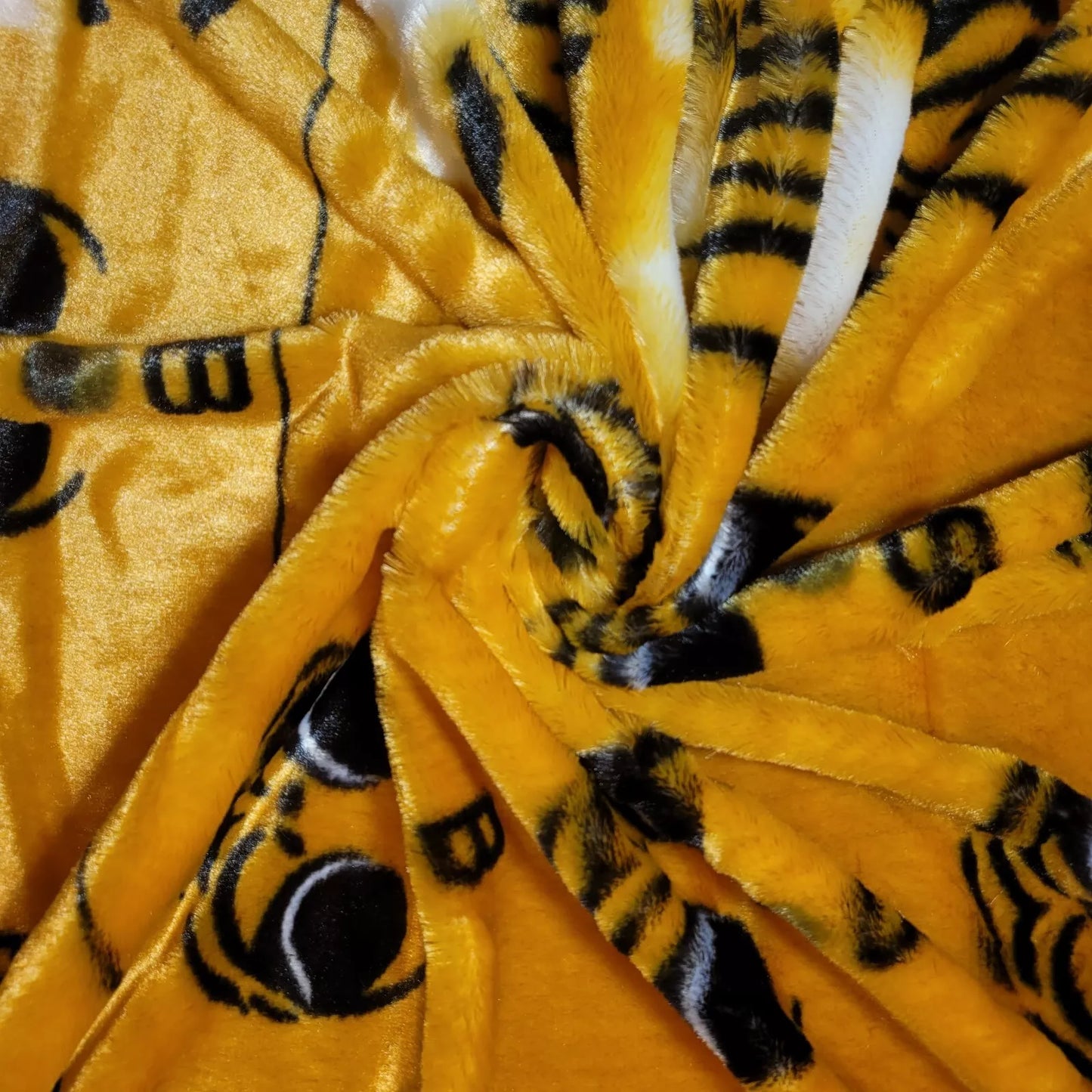 Fun Faux Fur Fabric – Soft Luxury Short Pile Furry Material for Crafts, Costumes & Décor by the Metre