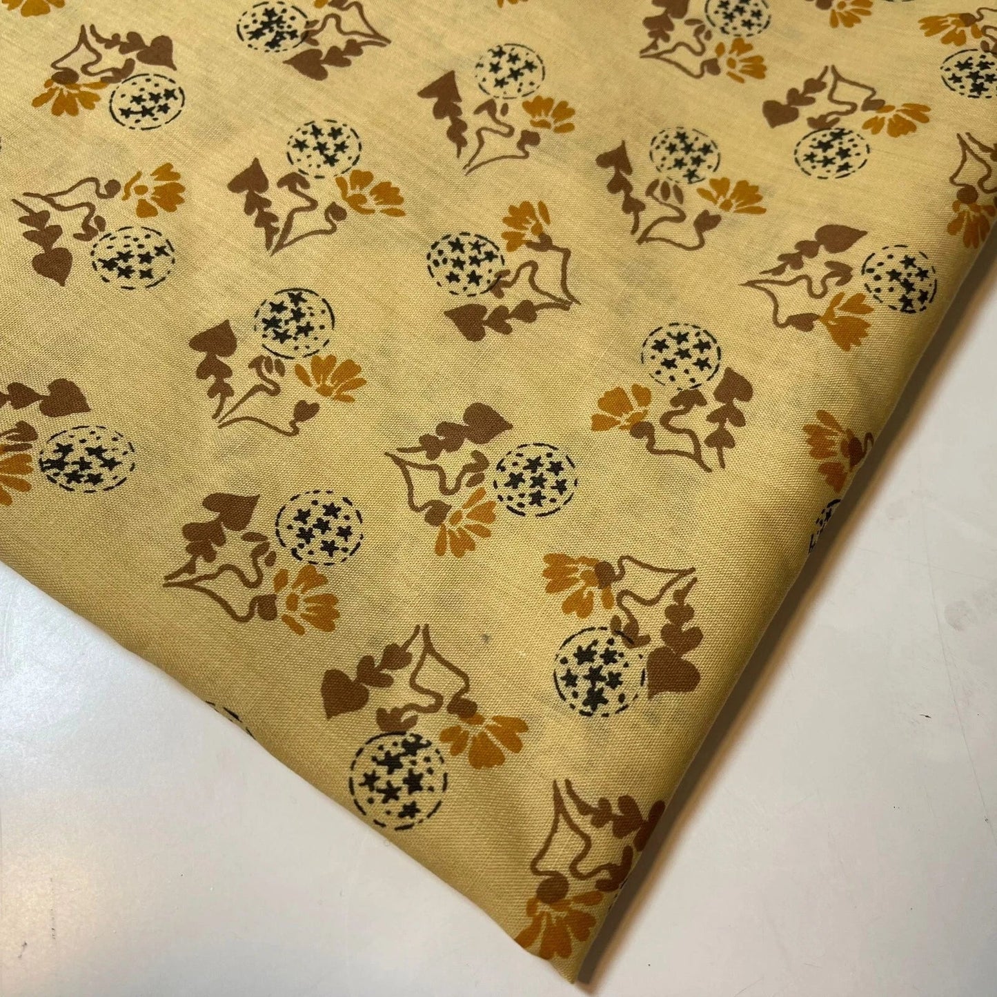 100% Cotton Vintage Floral Fabric | 44" (112cm) Wide Novelty Print for Dressmaking, Quilting & Craft Material – Sold by the Metre